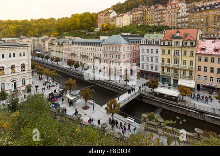 CARLSBAD, REPUBBLICA CECA, Ottobre 10, 2015 - Centro storico della città termale di Karlovy Vary (Carlsbad) Foto Stock