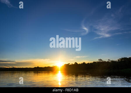 Bella blu e arancione tramonto sul fiume Javari nella foresta amazzonica in Brasile Foto Stock