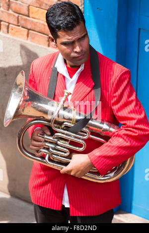 I musicisti suonano durante un tradizionale matrimonio indiano in Nepal Foto Stock