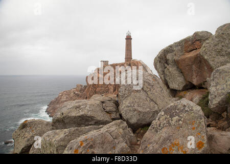 Capo Vilan faro su una scogliera. Camariñas, A Coruña Foto Stock