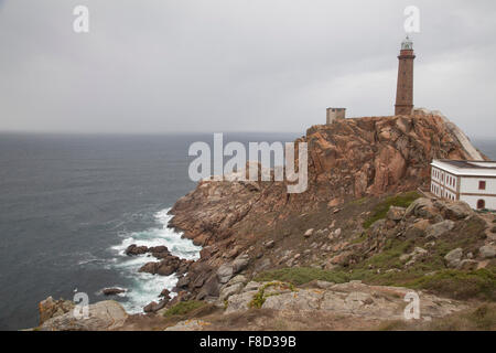 Capo Vilan faro su una scogliera. Camariñas, A Coruña Foto Stock