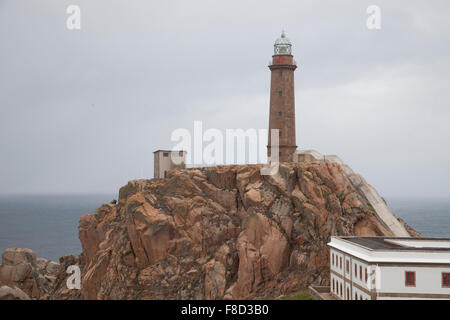 Capo Vilan faro su una scogliera. Camariñas, A Coruña Foto Stock