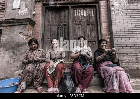 Le donne in Bhaktapur sorridente e lavorando in strada Foto Stock