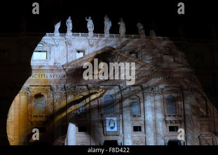 Vaticano. 08 Dic, 2015. Le fotografie e i video da National Geographic sono proiettati sulla facciata della Basilica di San Pietro per rappresentare le culture dei cinque continenti. Il progetto denominato ' Fiat lux : illuminare la nostra casa comune ' consiste in immagini ispirate dal cambiamento climatico , dalla dignità umana e dalla terra creature. Credito: Insidefoto/Alamy Live News Foto Stock