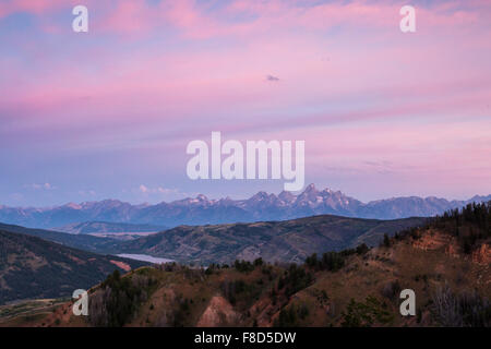 Illuminazione Sunrise nuvole sopra il Teton e Gros Ventre Montagne e lago di scorrimento, Bridger-Teton National Forest, Wyoming Foto Stock