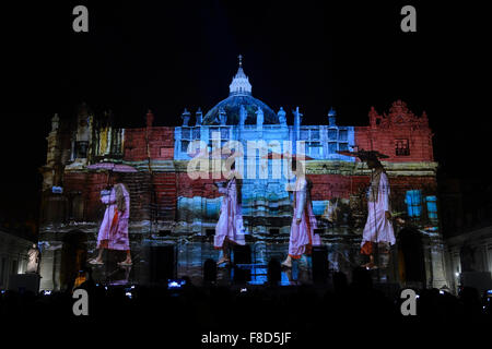 Vaticano. 08 Dic, 2015. Le fotografie e i video da National Geographic sono proiettati sulla facciata della Basilica di San Pietro per rappresentare le culture dei cinque continenti. Il progetto denominato ' Fiat lux : illuminare la nostra casa comune ' consiste in immagini ispirate dal cambiamento climatico , dalla dignità umana e dalla terra creature. Credito: Insidefoto/Alamy Live News Foto Stock