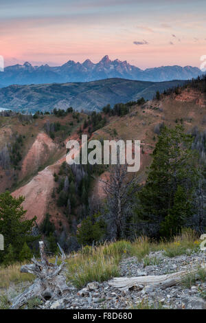 Illuminazione Sunrise nuvole sopra il Teton e Gros Ventre montagne, Bridger-Teton National Forest, Wyoming Foto Stock