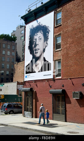 Chuck Close la pittura è riprodotto sulla pubblicità esterna pannello nella città di New York durante l'arte ovunque evento. Foto Stock