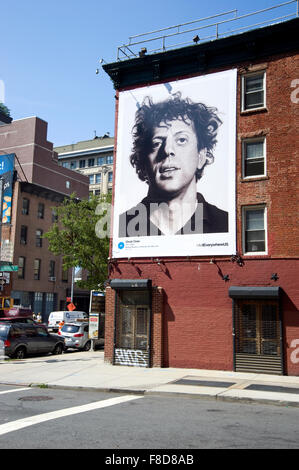 Chuck Close la pittura è riprodotto sulla pubblicità esterna pannello nella città di New York durante l'arte ovunque evento. Foto Stock