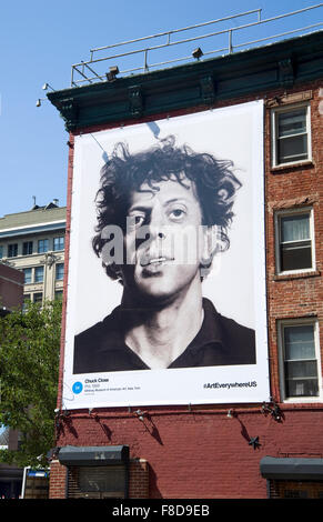 Chuck Close la pittura è riprodotto sulla pubblicità esterna pannello nella città di New York durante l'arte ovunque evento. Foto Stock