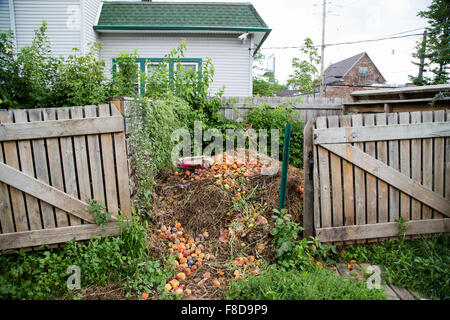 Una comunità attiva palo di composto si trova nel cortile di una zona urbana. Foto Stock