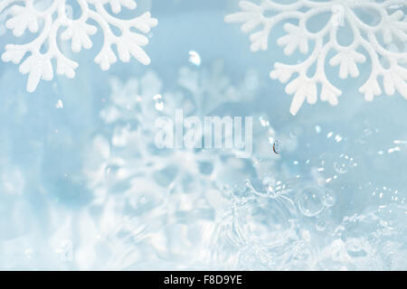 Il simbolo del fiocco di neve si scioglie in gocce di acqua fredda macro sfondo astratto Foto Stock