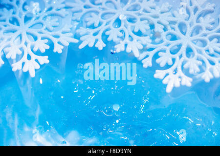 Il simbolo del fiocco di neve si scioglie in acqua fredda macro sfondo astratto Foto Stock