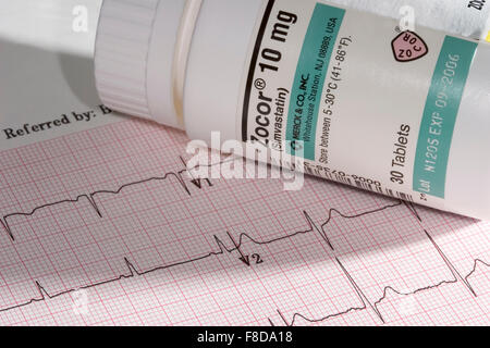 Tracciato ECG e Zocor (simvastatina) bottiglia. Immagine concettuale, le statine e malattia cardiaca. Foto Stock