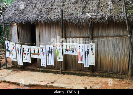 Artwork appeso al di fuori di un tetto di paglia capanna a Nosy Komba Plongee, un'isola di fronte alla costa settentrionale del Madagascar. Foto Stock