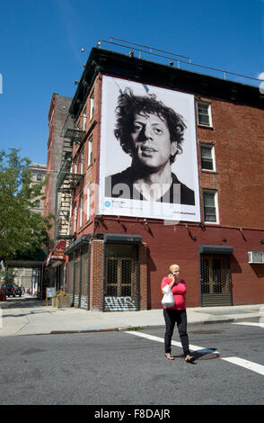 Chuck Close la pittura è riprodotto sulla pubblicità esterna pannello nella città di New York durante l'arte ovunque evento. Foto Stock