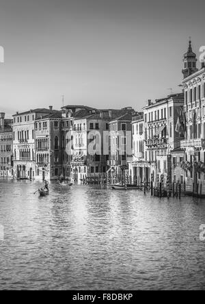 Venezia, Italia - 28 giugno 2015: bianco e nero Grand Canal con gondole in antica Venezia, Italia Foto Stock
