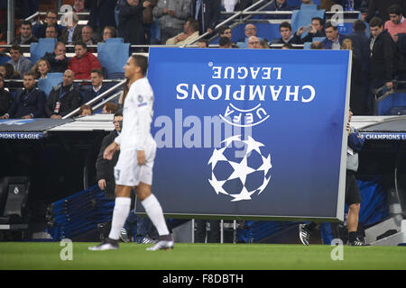 Madrid, Spagna. L'8 dicembre, 2015. Danilo (difensore, Real Madrid F.C.) in azione durante la UEFA Champions League match tra Real Madrid e a Malmo FF a Santiago Bernabeu l 8 dicembre 2015 a Madrid Credit: Jack Abuin/ZUMA filo/Alamy Live News Foto Stock