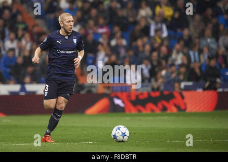 Madrid, Spagna. L'8 dicembre, 2015. Yoshimar Yotun (difensore, Malmo FF) in azione durante la UEFA Champions League match tra Real Madrid e a Malmo FF a Santiago Bernabeu l 8 dicembre 2015 a Madrid Credit: Jack Abuin/ZUMA filo/Alamy Live News Foto Stock