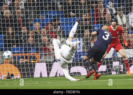 Madrid, Spagna. L'8 dicembre, 2015. Cristiano Ronaldo (avanti, Real Madrid F.C.) in azione durante la UEFA Champions League match tra Real Madrid e a Malmo FF a Santiago Bernabeu l 8 dicembre 2015 a Madrid Credit: Jack Abuin/ZUMA filo/Alamy Live News Foto Stock