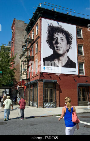 Chuck Close la pittura è riprodotto sulla pubblicità esterna pannello nella città di New York durante l'arte ovunque evento. Foto Stock