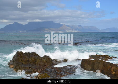Città del Capo e di Table Mountain e la testa di leone come si vede da Robben Island South Africa Foto Stock