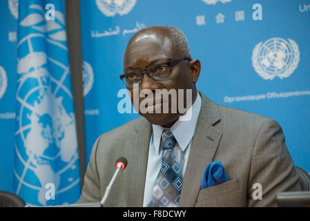 Onu, New York, Stati Uniti d'America. 08 Dic, 2015. Adama Dieng, il segretario generale del consulente speciale per la prevenzione dei genocidi, parla all'ONU premere corps. Alla vigilia della celebrazione inaugurale della "Giornata Internazionale di commemorazione e la dignità delle vittime del crimine di genocidio e di prevenzione di questo crimine" (9 dicembre) -- fondata su 11 Settembre 2015 come una ricorrenza annuale dalla 69a Assemblea generale delle Nazioni Unite. Credito: PACIFIC PRESS/Alamy Live News Foto Stock