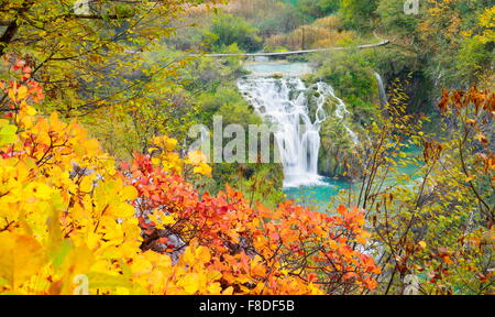 La cascata nel Parco Nazionale dei Laghi di Plitvice, paesaggio autunnale, Croazia, UNESCO Foto Stock