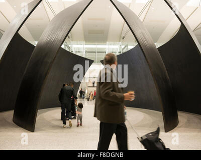 Richard Serra scultura all'Aeroporto Internazionale Pearson, terminale 1, Toronto Canada Foto Stock