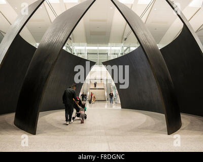 Richard Serra scultura all'Aeroporto Internazionale Pearson, terminale 1, Toronto Canada Foto Stock
