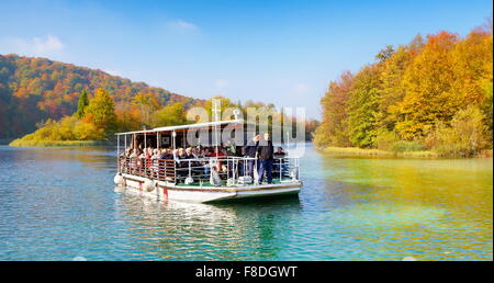 Traghetto sul lago, il Parco Nazionale dei Laghi di Plitvice in autunno, Croazia, UNESCO Foto Stock