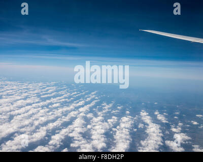 Vista del campo di nuvole in una fila attraverso la finestra di un aeromobile in volo da Bangalore a Dubai. Foto Stock