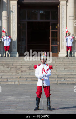 President Palace guard a lavorare nel centro storico, Lima Foto Stock