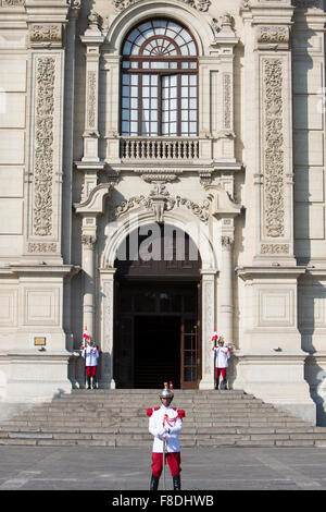 President Palace guard a lavorare nel centro storico, Lima Foto Stock