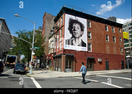 Chuck Close la pittura è riprodotto sulla pubblicità esterna pannello nella città di New York durante l'arte ovunque evento. Foto Stock