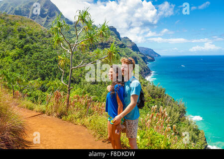 Coppia giovane gode di vedute lungo il Kalalau Trail a Kauai Foto Stock