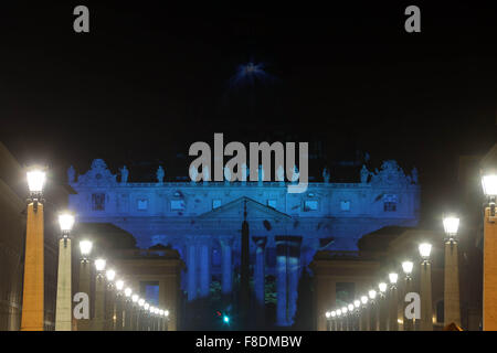 Vaticano. Il 9 dicembre, 2015. Città del Vaticano: la nuova illuminazione della basilica di San Pietro in onore di tutta la vita sul pianeta terra. (Foto: Marco Iacobucci/Alamy live news) Foto Stock