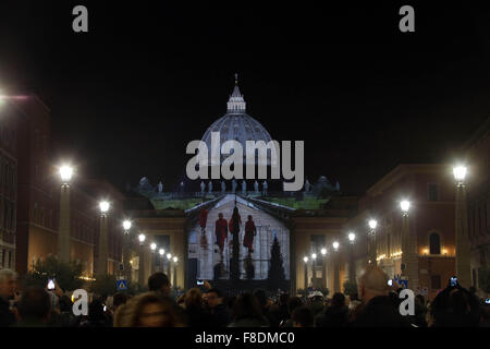 Vaticano. Il 9 dicembre, 2015. Città del Vaticano: la nuova illuminazione della basilica di San Pietro in onore di tutta la vita sul pianeta terra. (Foto: Marco Iacobucci/Alamy live news) Foto Stock