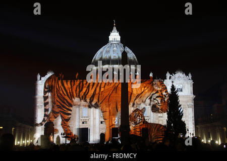 Vaticano. Il 9 dicembre, 2015. Città del Vaticano: la nuova illuminazione della basilica di San Pietro in onore di tutta la vita sul pianeta terra. (Foto: Marco Iacobucci/Alamy live news) Foto Stock