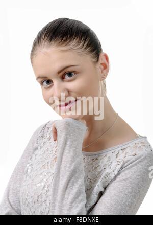 Una giovane donna con i capelli legati isolati su sfondo bianco Foto Stock