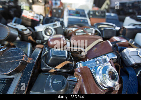 Composizione del vecchio telecamere nel mercato delle pulci di Buenos Aires Foto Stock