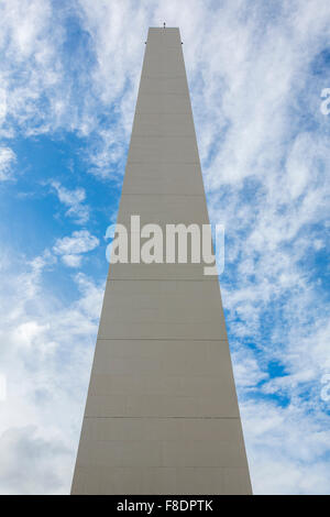 L'Obelisco de Buenos Aires contro un cielo blu Foto Stock