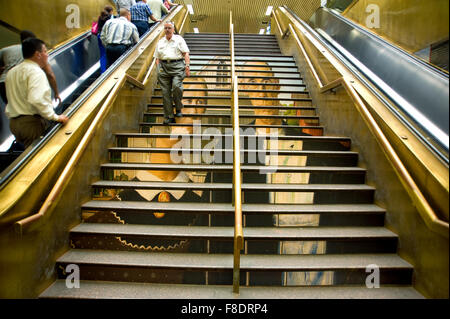 Concessione di pittura su legno Gotico americano viene riprodotta su scala al Port Authority Bus Terminal in Manhattan durante l'arte ovunque evento. Nel mese di agosto 2014. Foto Stock