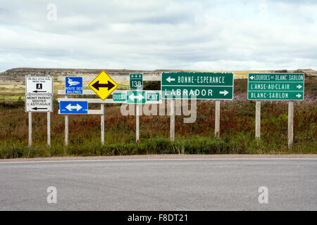 Lingua francese via segni in corrispondenza di un incrocio stradale in Atlantico città costiera di Blanc Sablon, Québec, Canada. Foto Stock