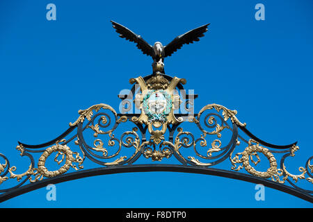 Elementi in ferro battuto sul cancello classico in Mendoza, Argentina Foto Stock