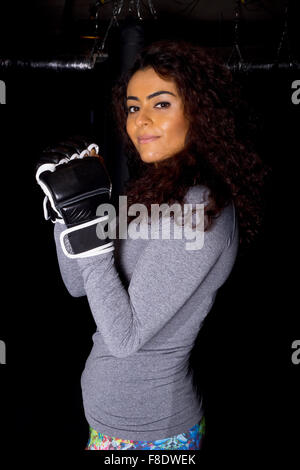 Giovane donna al boxing club Foto Stock