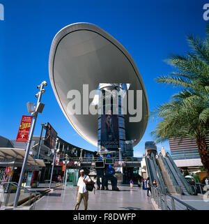 Las Vegas, Nevada, Stati Uniti d'America - Fashion Show Mall lungo la striscia (Las Vegas Boulevard) - di forma ovale tettoia noto come il cloud computing Foto Stock