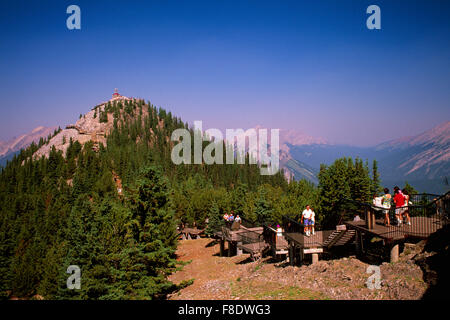 Il Parco Nazionale di Banff, Canadian Rockies, Alberta, Canada - Scala per punto di vista sulla montagna di zolfo al di sopra di Banff, estate Foto Stock