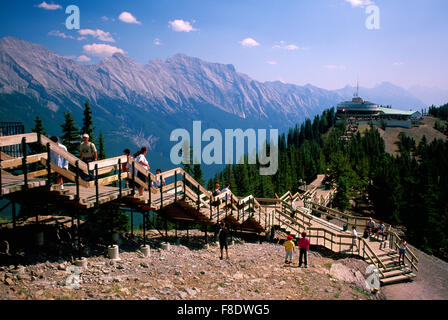 Il Parco Nazionale di Banff, Canadian Rockies, Alberta, Canada - Scale per la Montagna di Zolfo Viewpoint al di sopra di Banff, estate Foto Stock