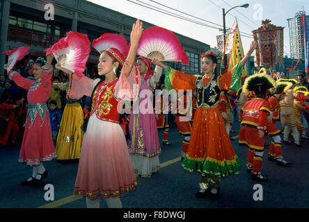 Anno Nuovo Cinese Parade Festival celebrazione, ballerini danzare con ventole - Chinatown, Vancouver, BC, British Columbia, Canada Foto Stock